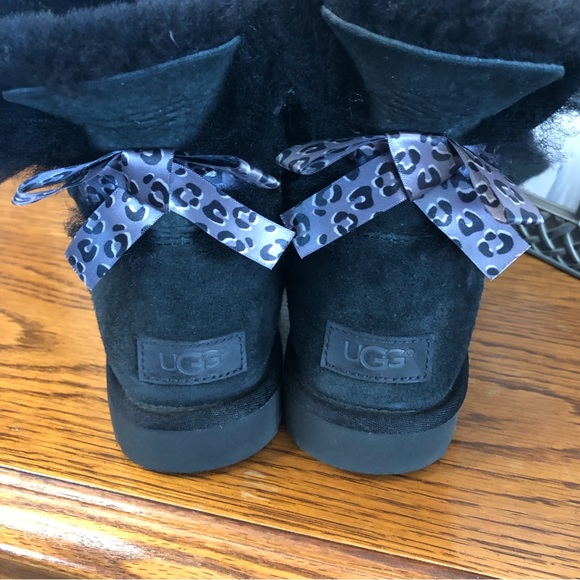 UGG Mini With Silver And Black Animal Print Bows Size 7 - Picture 4 of 10